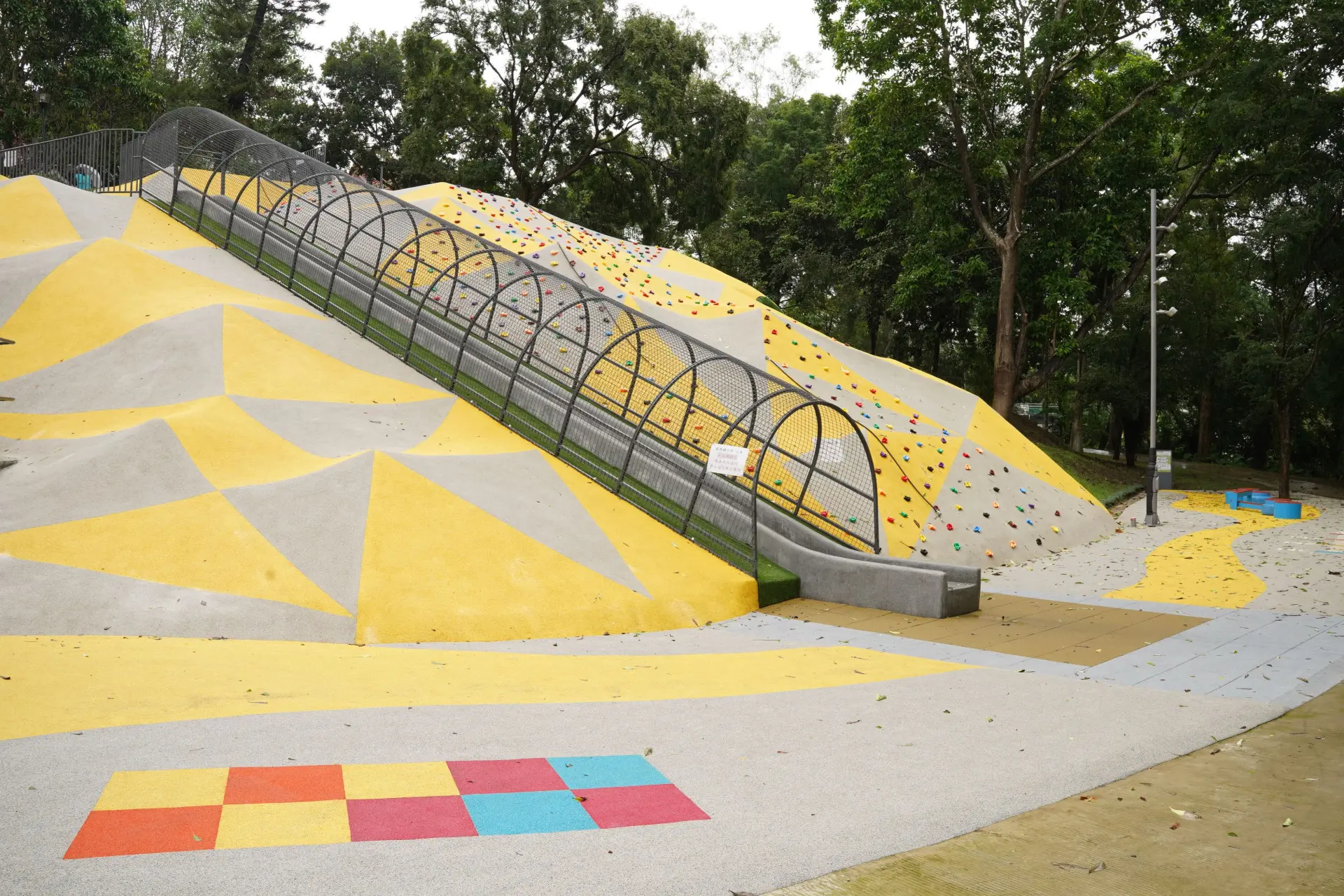 新竹縣關西鎮首座共融公園,提供各式的休憩設施適合親子一起來玩。新竹縣府提供