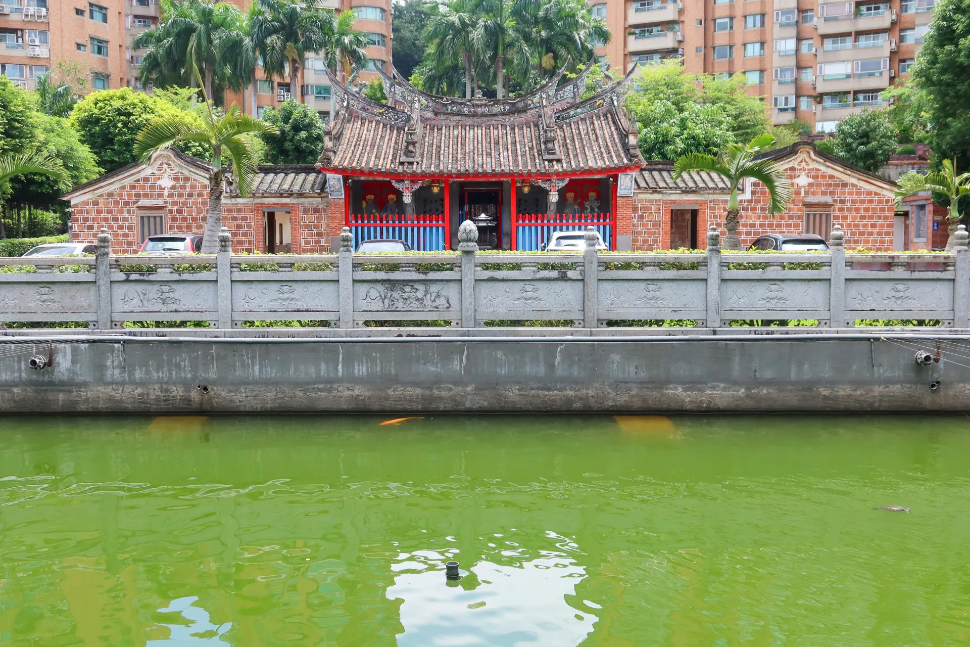 淡水二級古蹟鄞山寺主祀定光古佛，是北海岸客家人的信仰中心。何來美攝