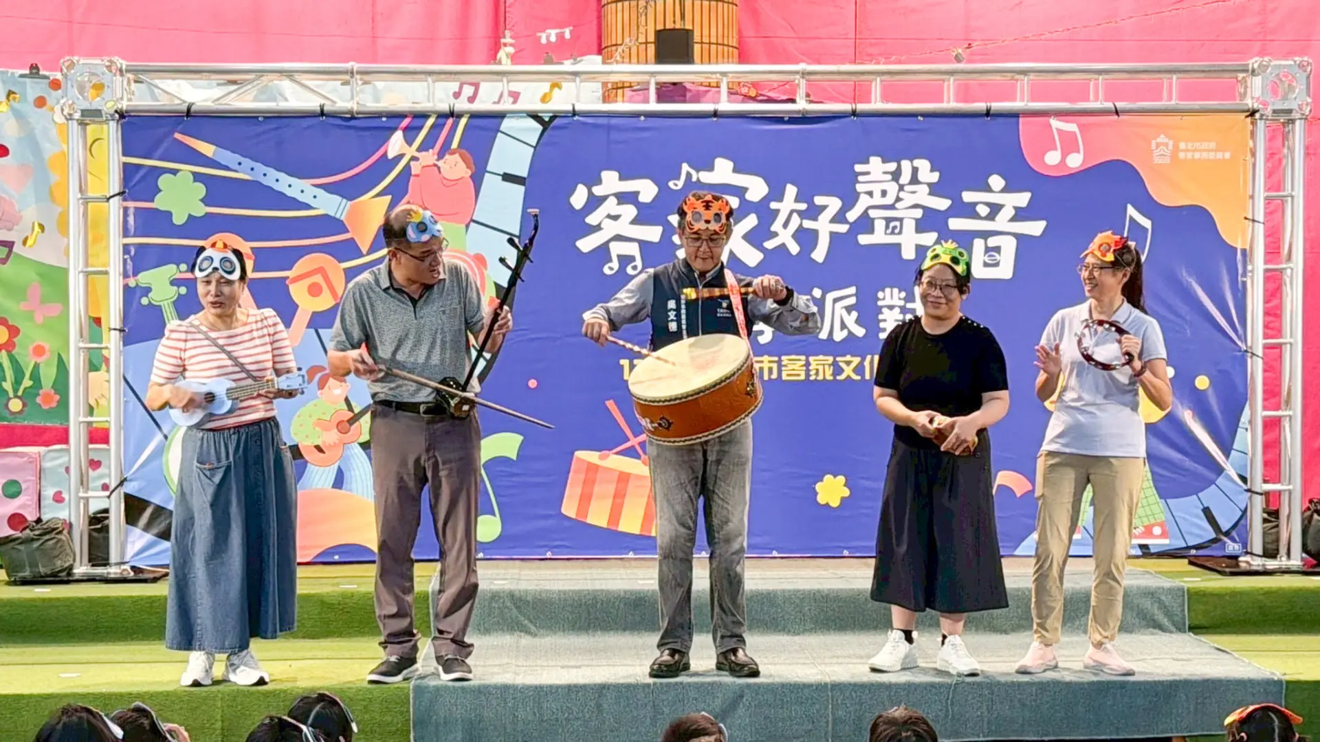 北市客委會主委吳文德(中)和老師一起熱鬧演奏揭開記者會序幕。北市客委會提供