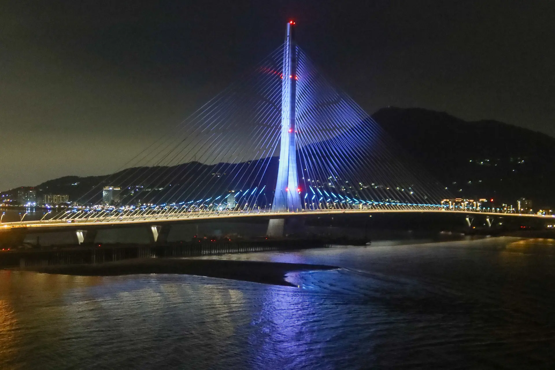 上月通車的淡江大橋，入夜後光耀奪目，已成淡水觀光新地標。何來美攝