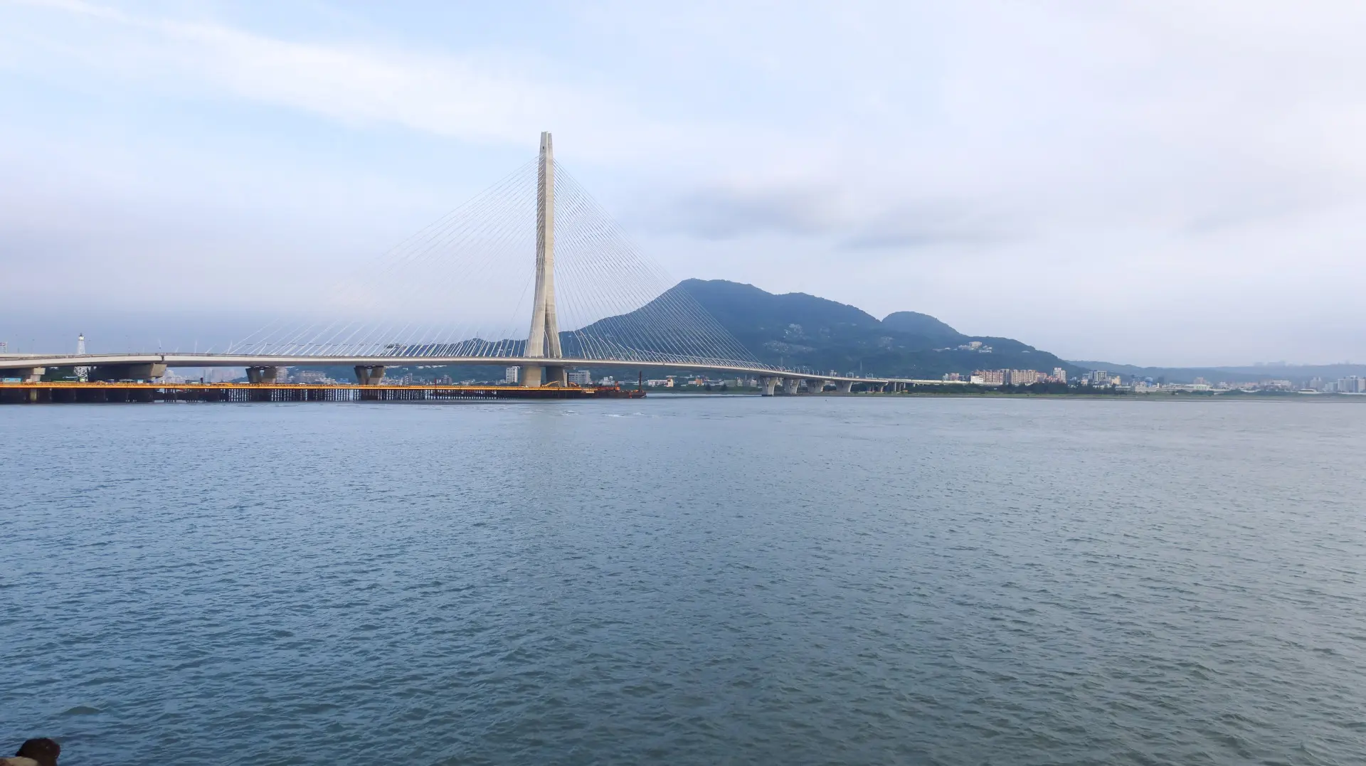 淡江大橋橫跨淡水河，與觀音山相望，山河相連，非常壯麗。何來美攝