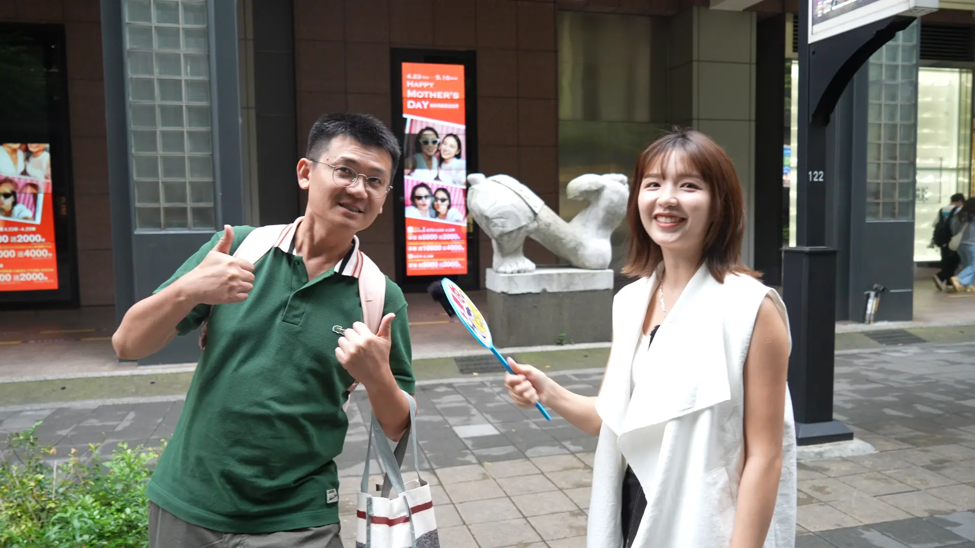 客新聞主持人容潔這次到臺北信義區街頭訪問，針對不同世代的民眾進行隨機街訪。朱愷元攝