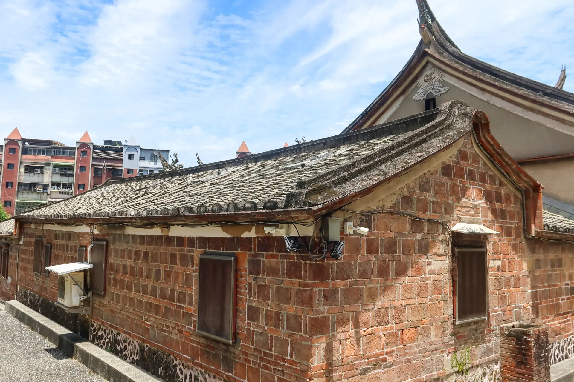 淡水鄞山寺的左右廂房以前是汀州會館，是汀州客渡台暫歇住處。何來美攝