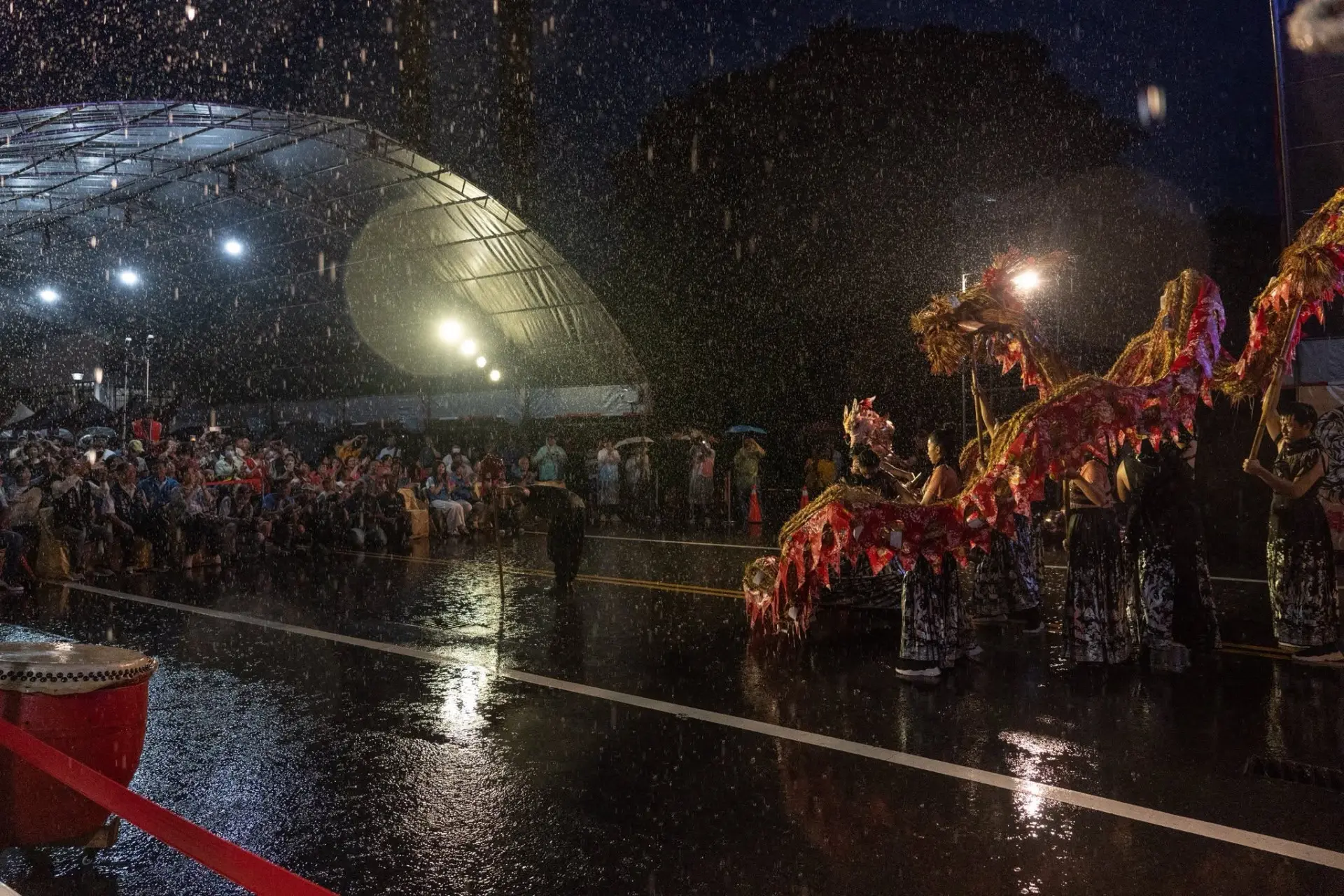 舞空術劇團在苗栗三義雲火龍節冒雨演出,演出的孩子、劇團的道具都濕透。劉士毅提供