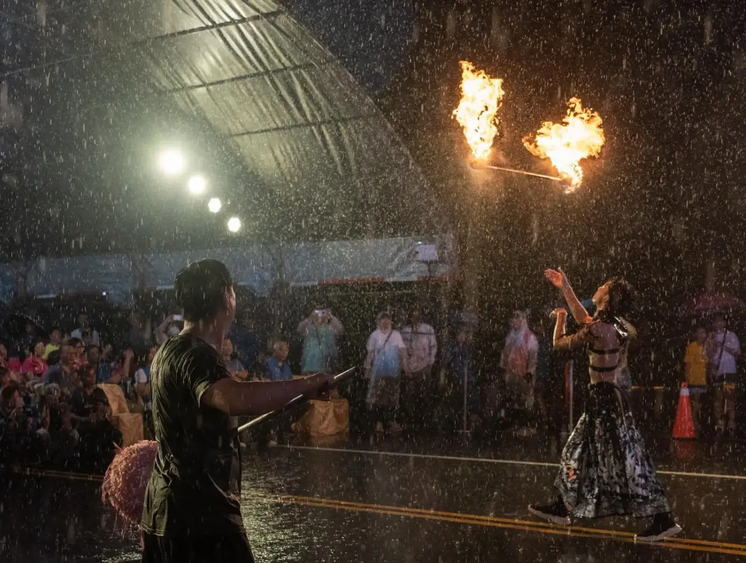 舞空術劇團在苗栗三義雲火龍節冒雨演出,現場沒有雨備,演出的青年學子全身濕透。劉士毅提供