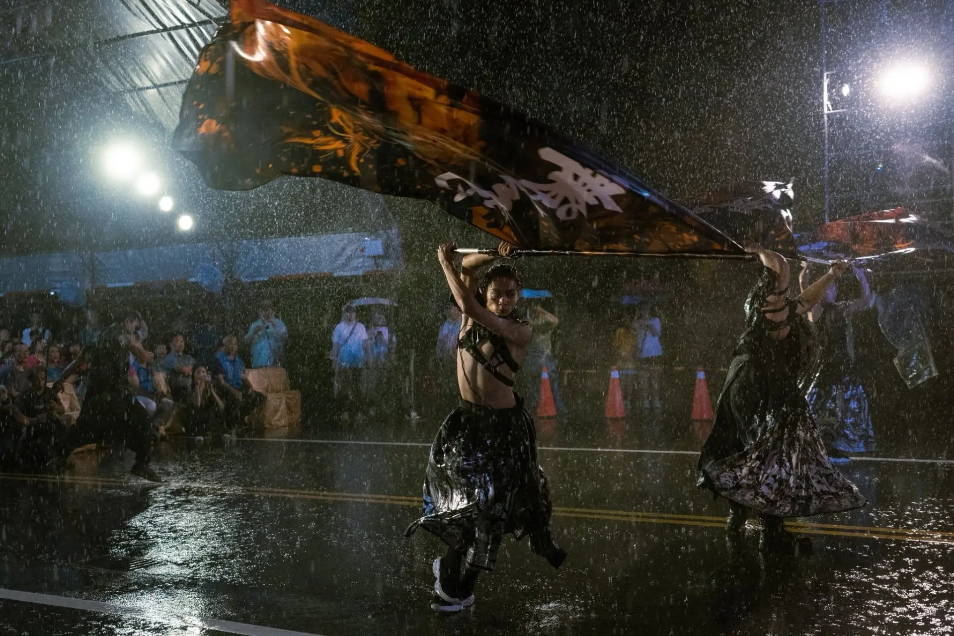 舞空術劇團在苗栗三義雲火龍節冒雨演出,現場沒有雨備,演出的青年學子全身濕透。劉士毅提供