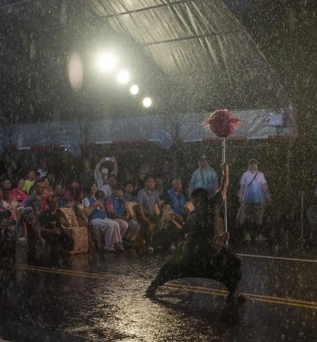 舞空術劇團在苗栗三義雲火龍節冒雨演出。劉士毅提供