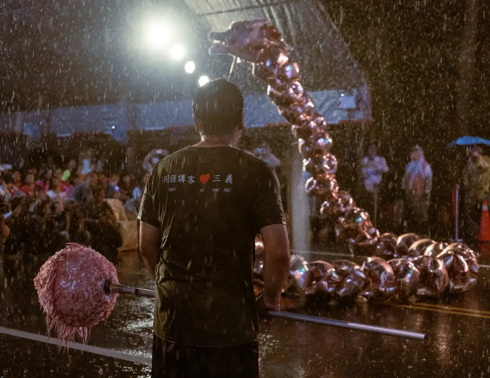 舞空術劇團在苗栗三義雲火龍節冒雨演出,所有團員全身濕透。劉士毅提供