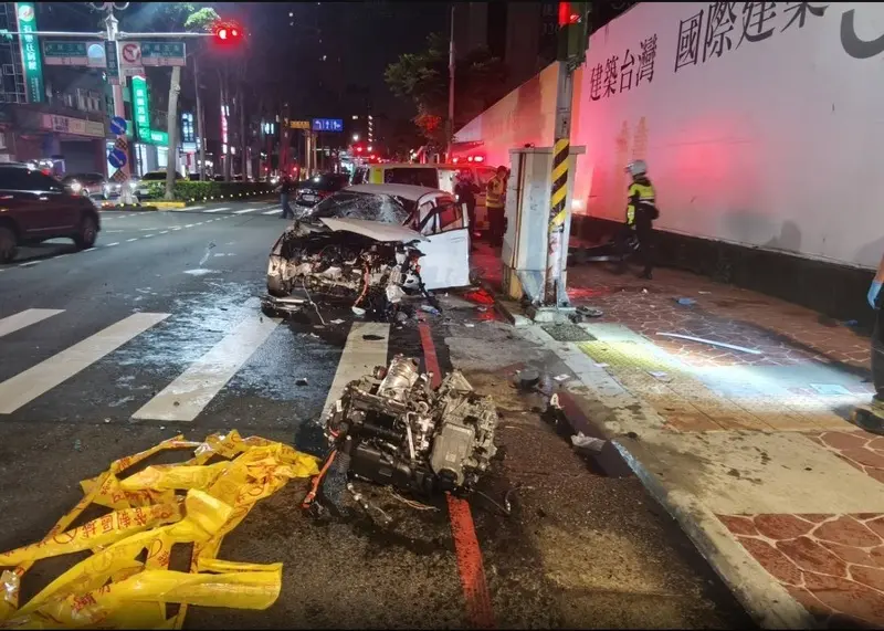 桃園市桃園區11日晚間發生嚴重車禍，1輛自小客車為逃避警方追緝、高速逃逸，失控打滑撞上2名路人，2人都命危送醫。中央社