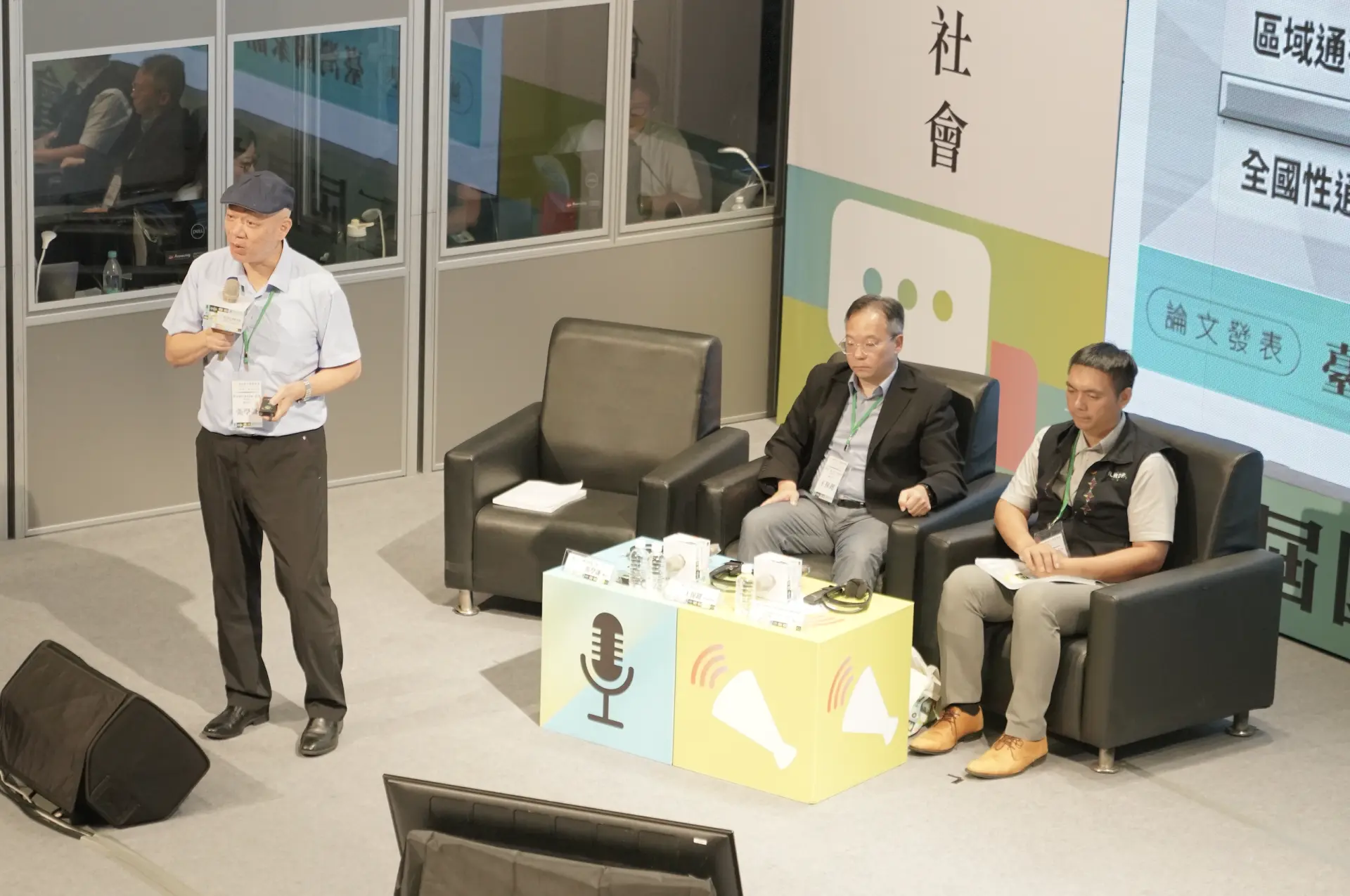 國立東華大學華語文學系教授張學謙則指出，在《國家語言發展法》實施之前，台灣各地的公共標示都以中英文主導，沒有本土語言的空間。莊勝鴻攝
