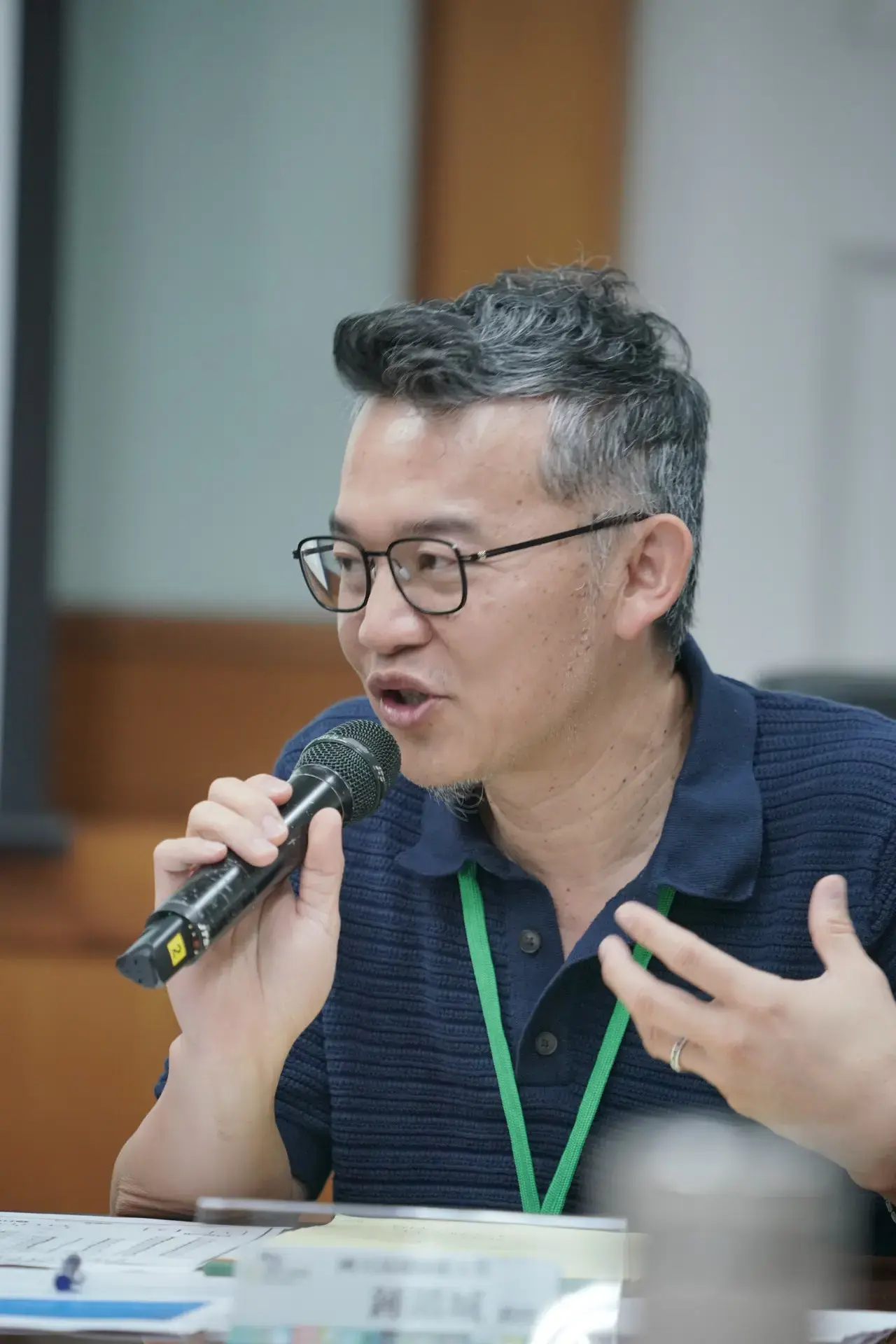 國立高雄師範大學教授鍾鎮城表示，年輕一代的生活環境與過去不同，他們沒有過去的客庄經驗，應融入他們的生活環境復振客語。莊勝鴻攝