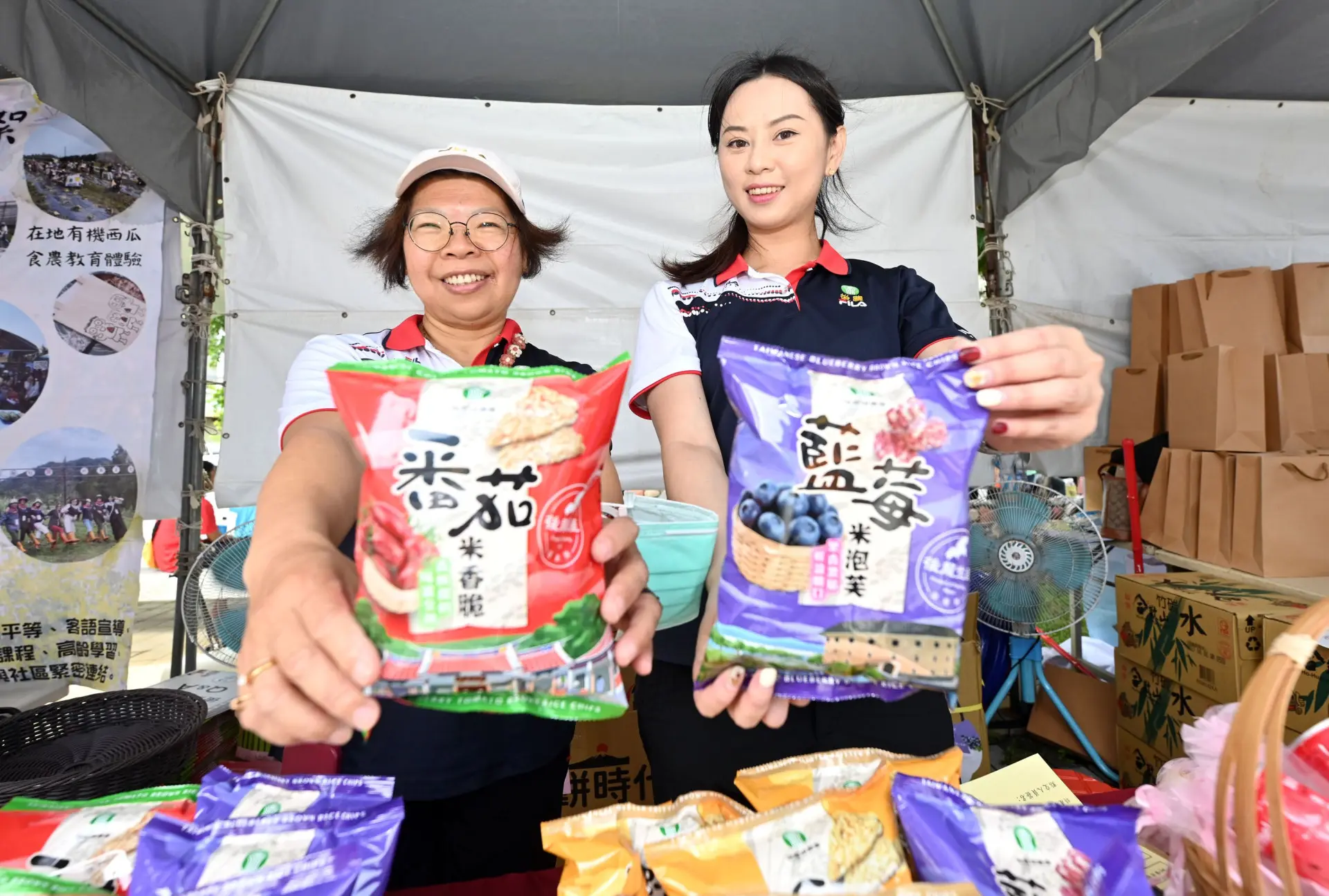 後龍鎮農會推出自製的藍莓米泡芙。苗栗縣政府提供