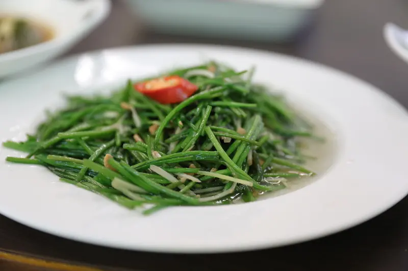 「野蓮」為高雄市美濃區原生水生野菜,經農民將其轉為經濟作物後,如今成為全台熱炒店與餐廳的經典佳餚,爽口清脆獲消費者喜愛。中央社