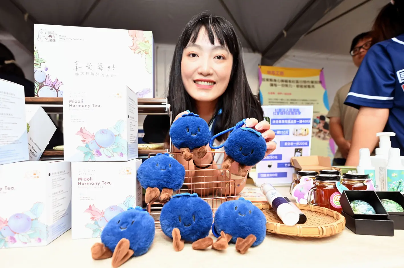 苗栗首屆後龍藍莓祭，13~14日活動現場除鮮果外，逸楓有機農場設計推出的絨毛「藍莓娃娃」造型可愛吸睛。苗栗縣政府提供