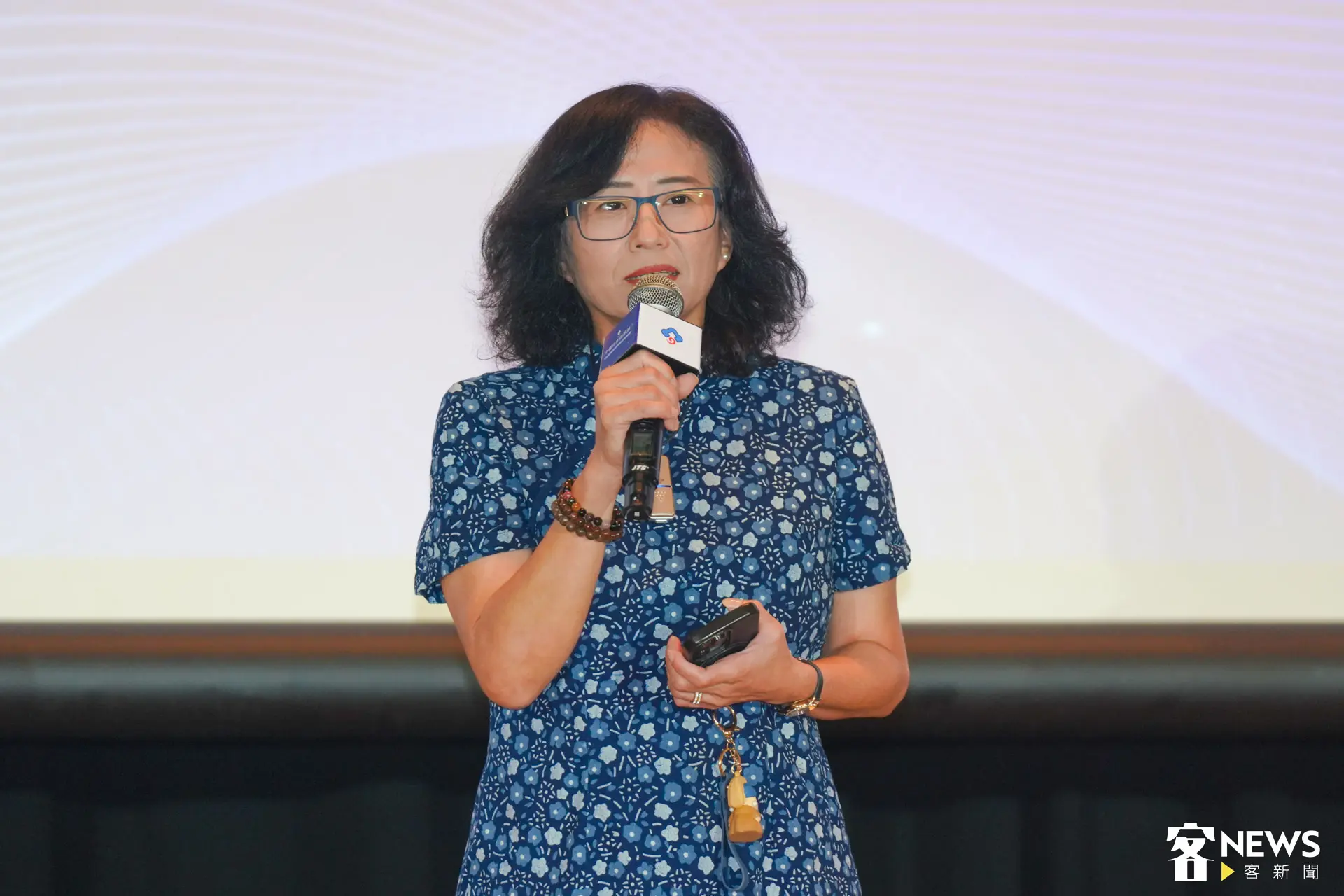 苗栗縣副縣長邱俐俐出席頒獎典禮致詞時，努力以客語致詞，誠懇表達獲全場掌聲。朱愷元攝