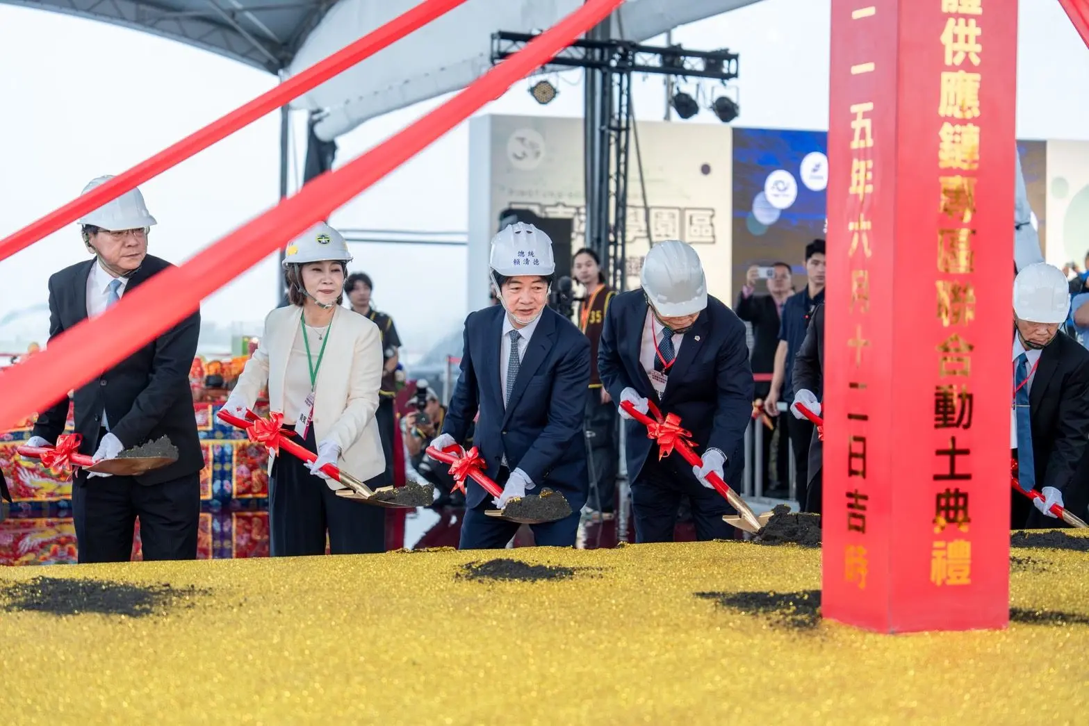 總統賴清德、台積電董事長魏哲家、屏東縣長周春美等,出席台積電供應鏈進駐屏科專區聯合動土典禮。屏東縣政府