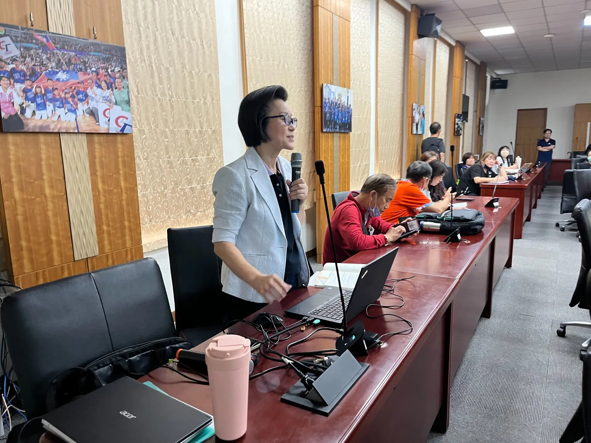 參與教師透過課堂互動與討論，交流客語教學現場面臨的挑戰與解方。新竹縣府提供