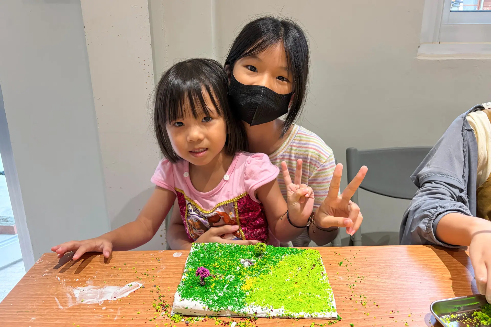 學員開心展示親手完成的等高線作品，分享探索美濃地形的學習成果。高雄市客基會提供