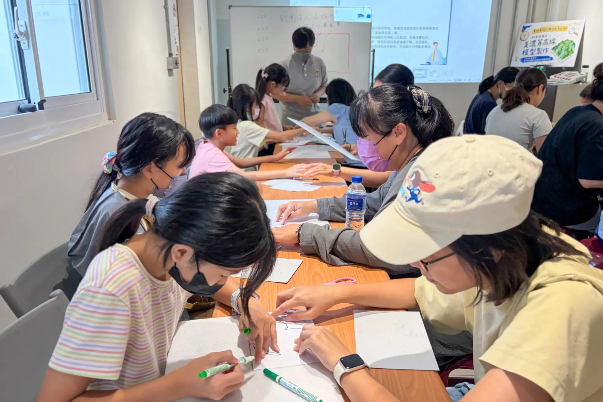 親子共同動手製作美濃等高線模型，體驗將平面地圖轉化為立體地形的樂趣。高雄市客基會提供