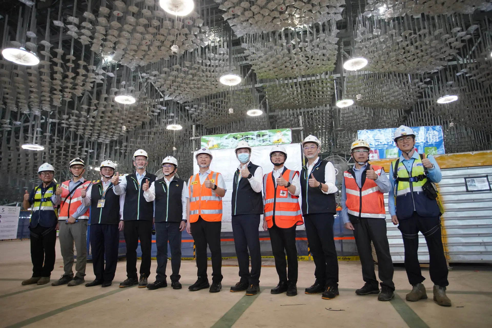 交通部長陳世凱（圖中）與機場公司及T3工程團隊合影。桃機提供