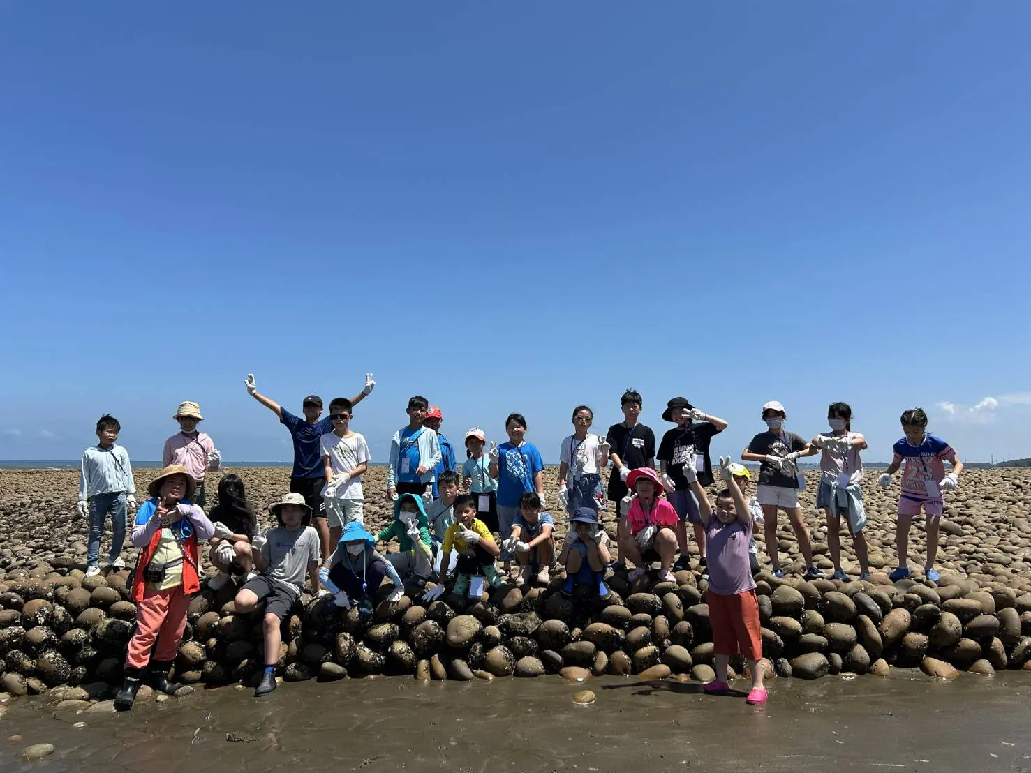 學童將實地走訪石滬現場，認識潮間帶生態與海岸環境特色。桃市環保局提供