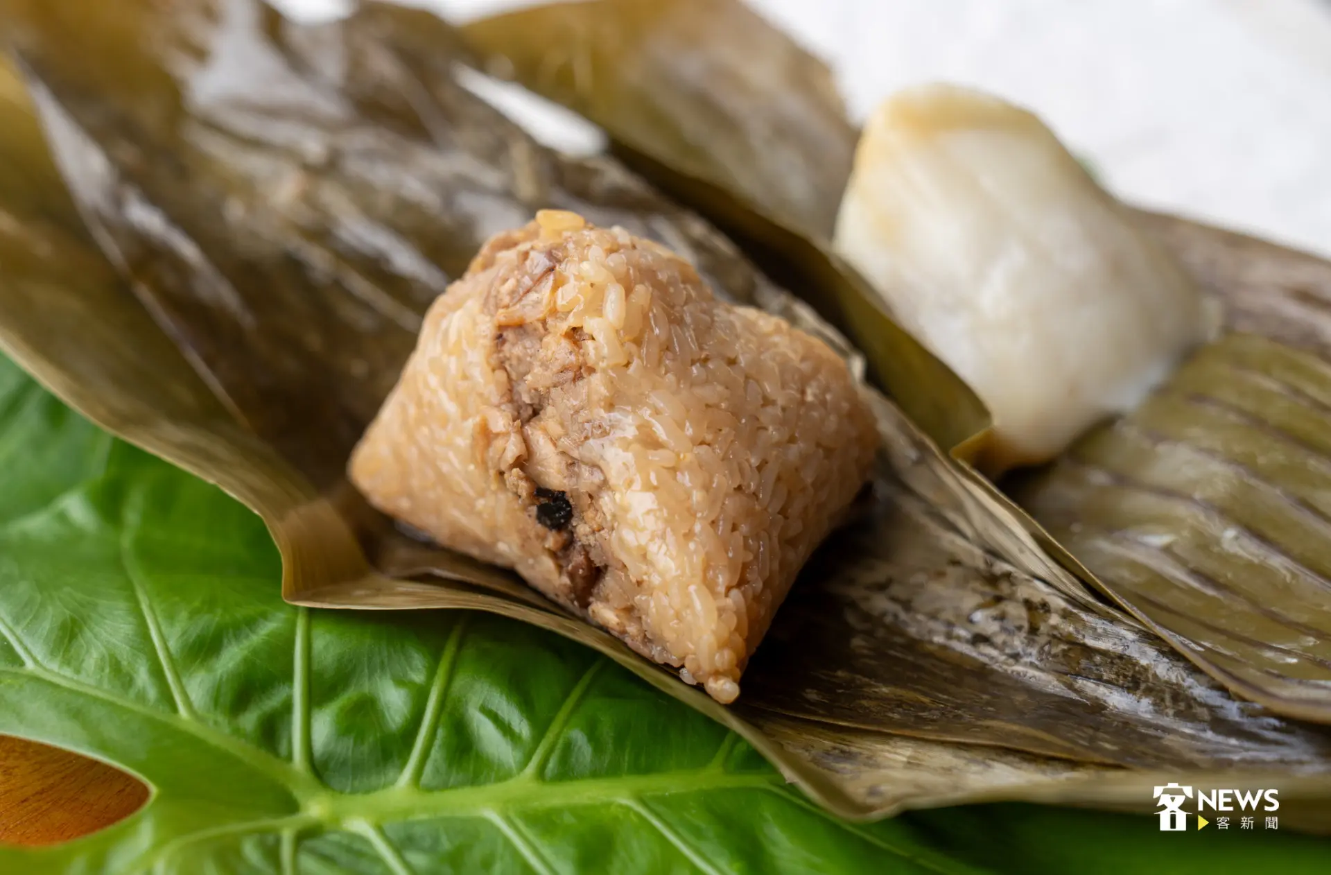 米粽採用圓糯米，內餡食材為乾蝦米、乾香菇、乾蘿蔔及豬絞肉。李宥妍攝
