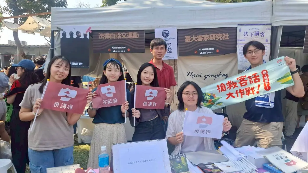 張穗風藉由台大客家社擺攤開口說客語、和人打嘴鼓,發現許多隱形的客家人。李冠霖提供