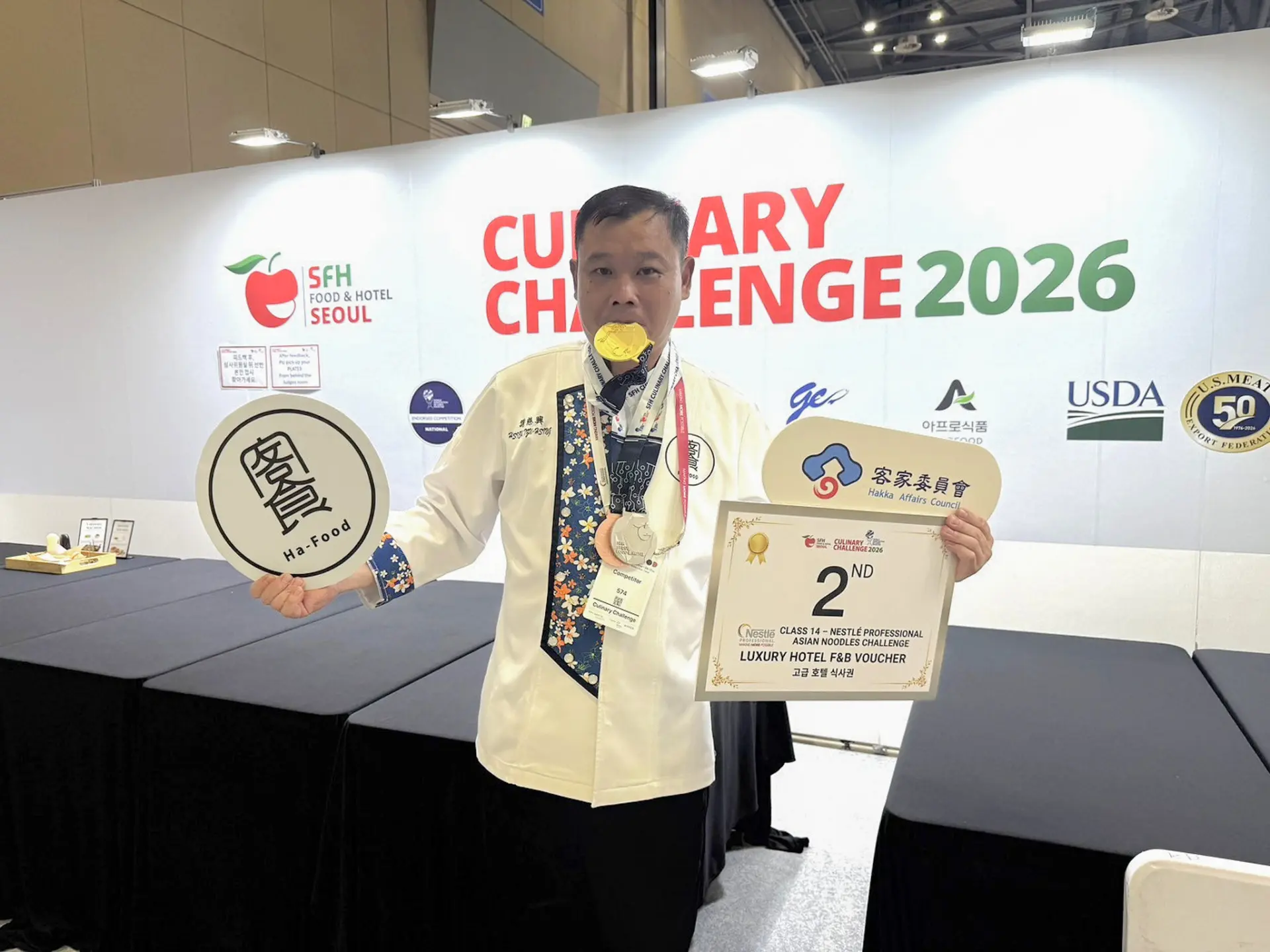 客委會「客食國際新星」之一選手謝慈興於獲獎後開心咬牌獨照留念。客委會提供