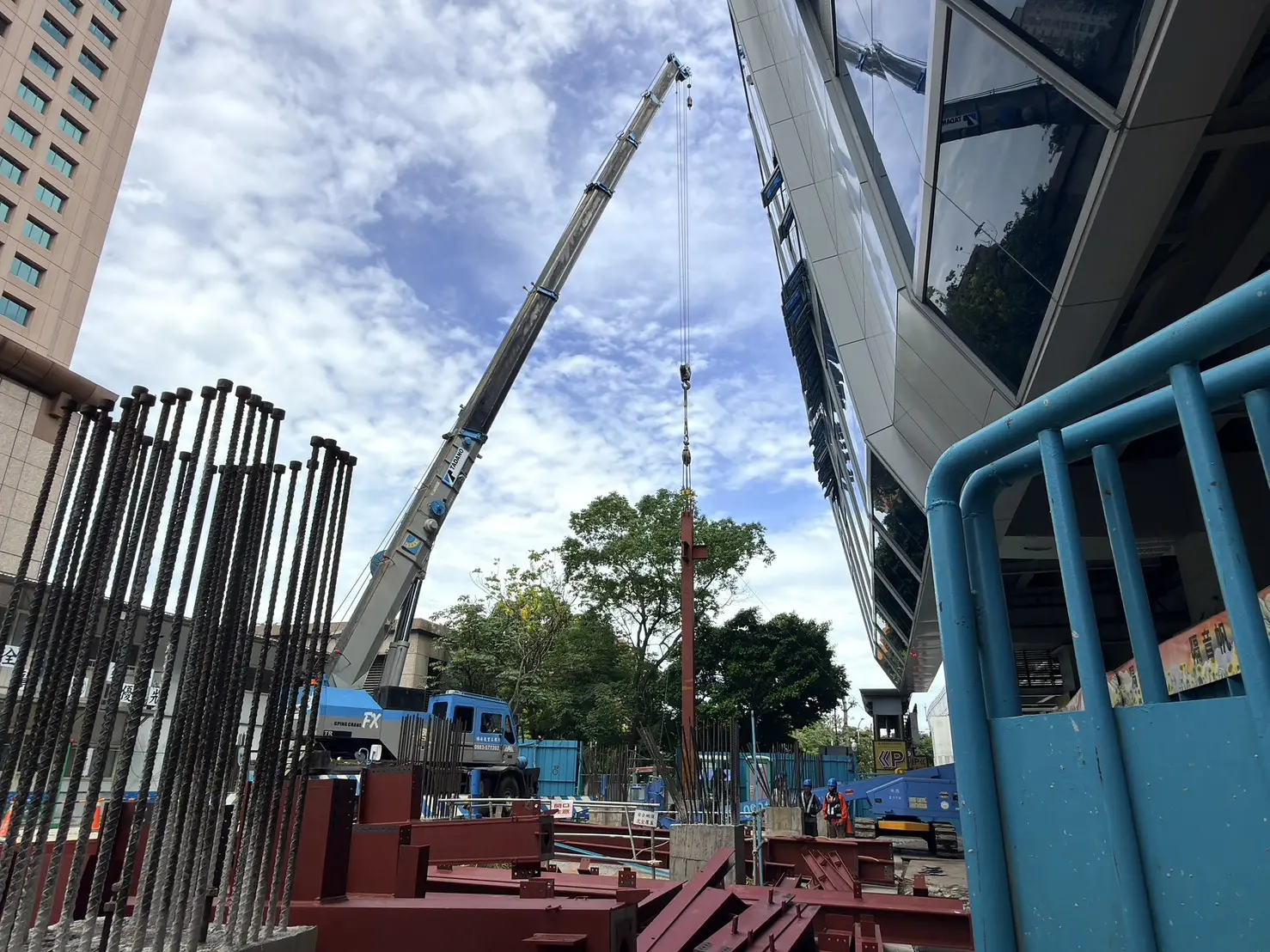 環狀線新增轉乘出入口首支鋼構吊裝完成。新北市捷運局提供