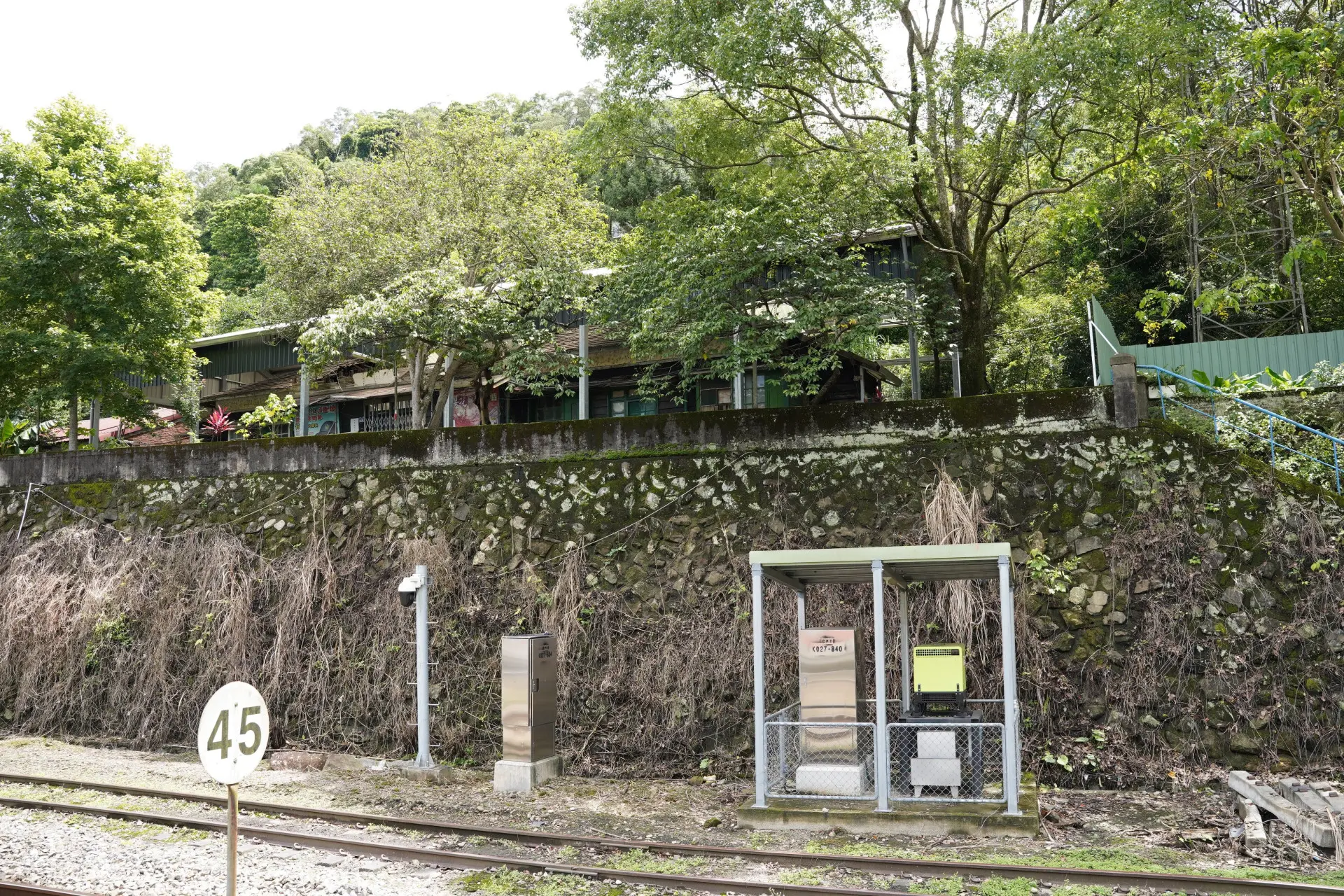 位在鐵道旁的內灣派出所,是新竹縣目前保留日治時期最完整的警察派出所建築。新竹縣政府提供