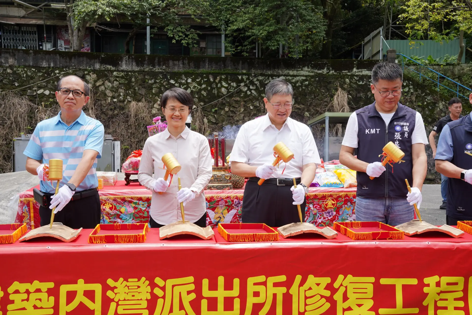 古秀妃與楊文科客等人共同進行敲磚儀式祈福施工順利。新竹縣政府提供