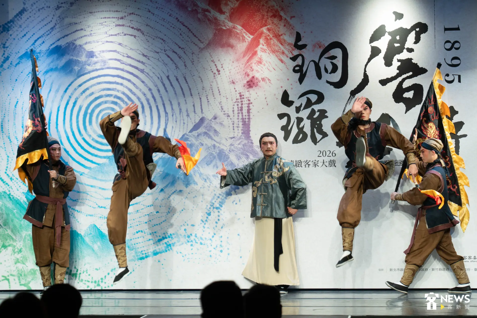 《銅鑼響起時》宣傳記者會登場，演員翻滾操槍，展現義軍出征氣勢，現場掌聲不斷。范修語攝