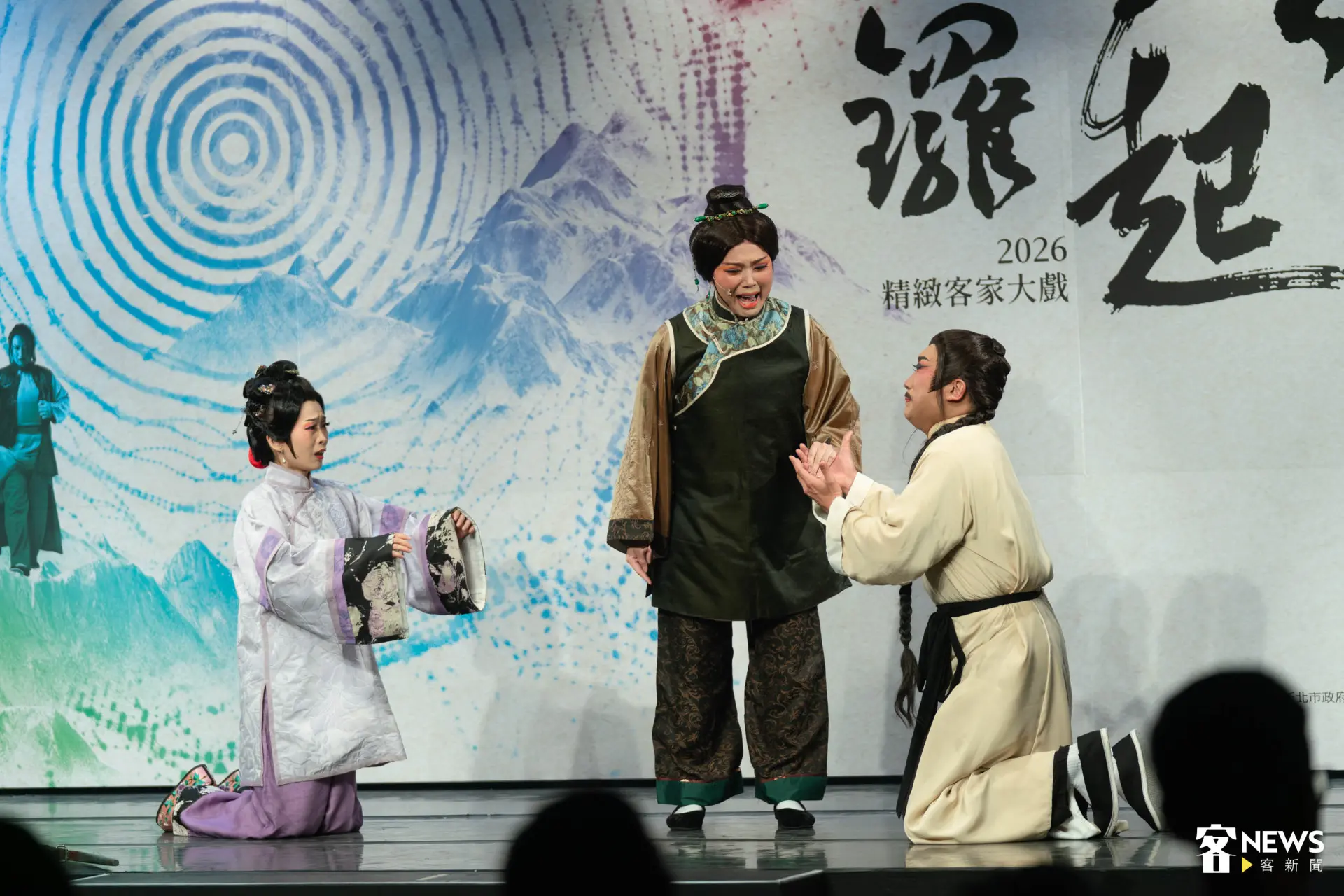 演員於記者會演出精華片段，吳湯興身為人夫、人子的掙扎感動現場觀眾。范修語攝