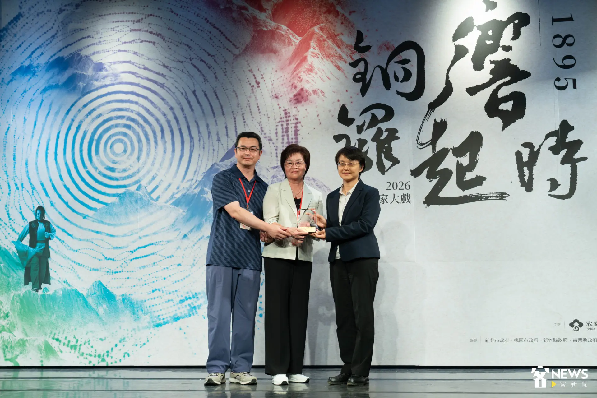 客委會致贈「臺灣民主國藍天黃虎旗（摹本）」水晶雕座予吳湯興後代。范修語攝