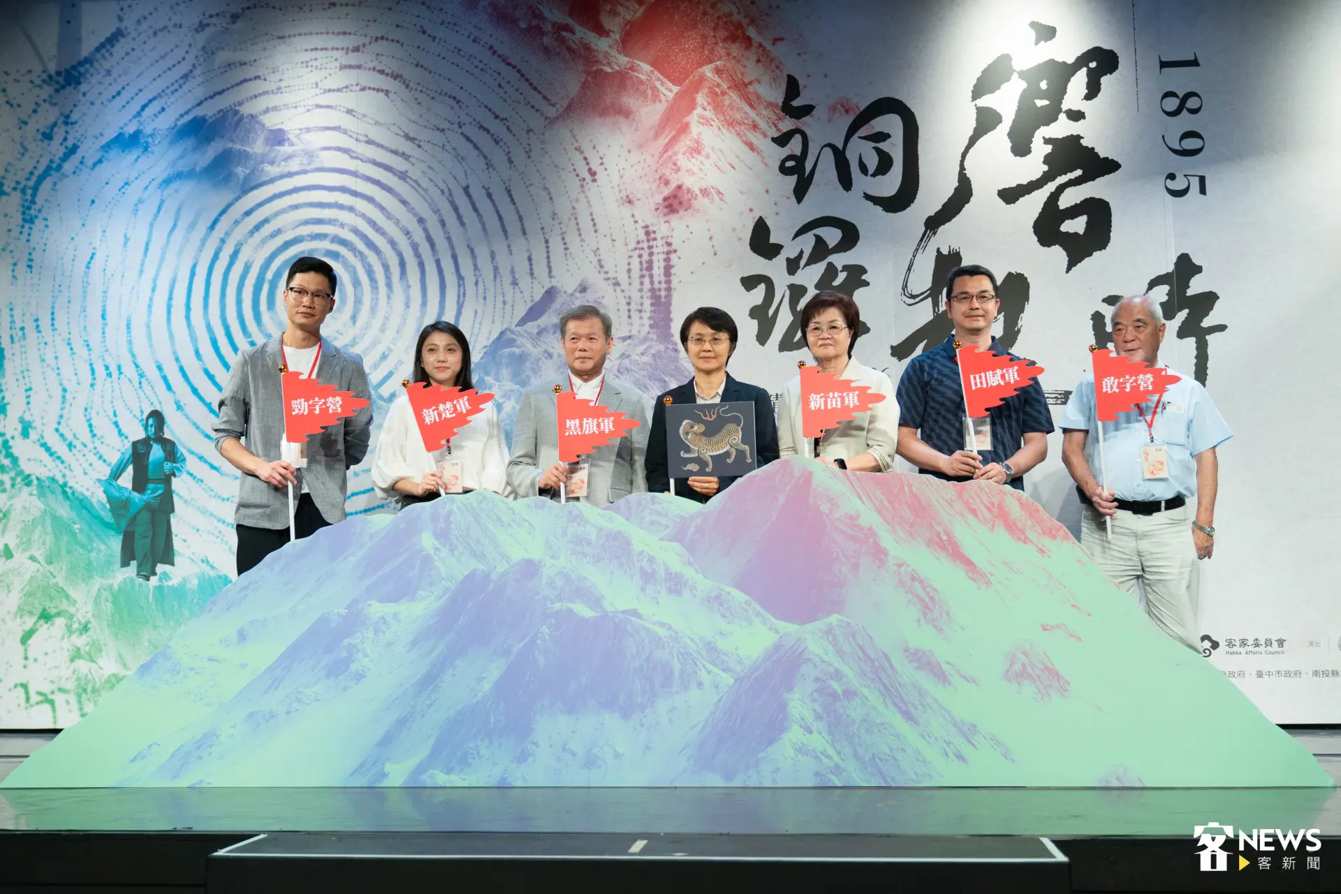《銅鑼響起時》宣傳記者會圓滿落幕，主創團隊與來賓大合照留念。范修語攝