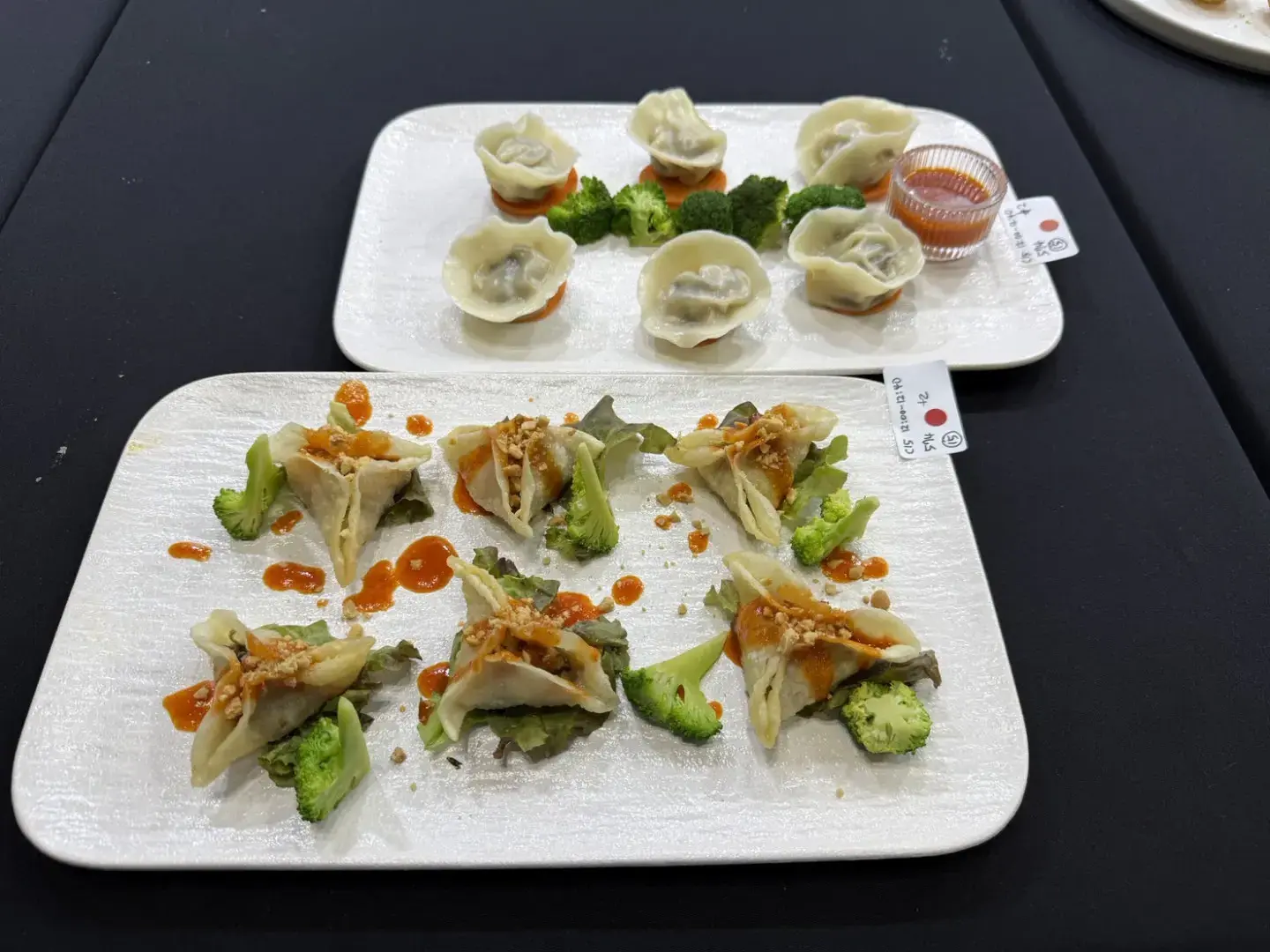 「客庄酸高麗菜起司餃」（後）及「客味蔥香琥珀醬燒餃」（前）在「首爾廚藝挑戰賽-亞洲創意餃子挑戰賽」奪下銀牌。客委會提供