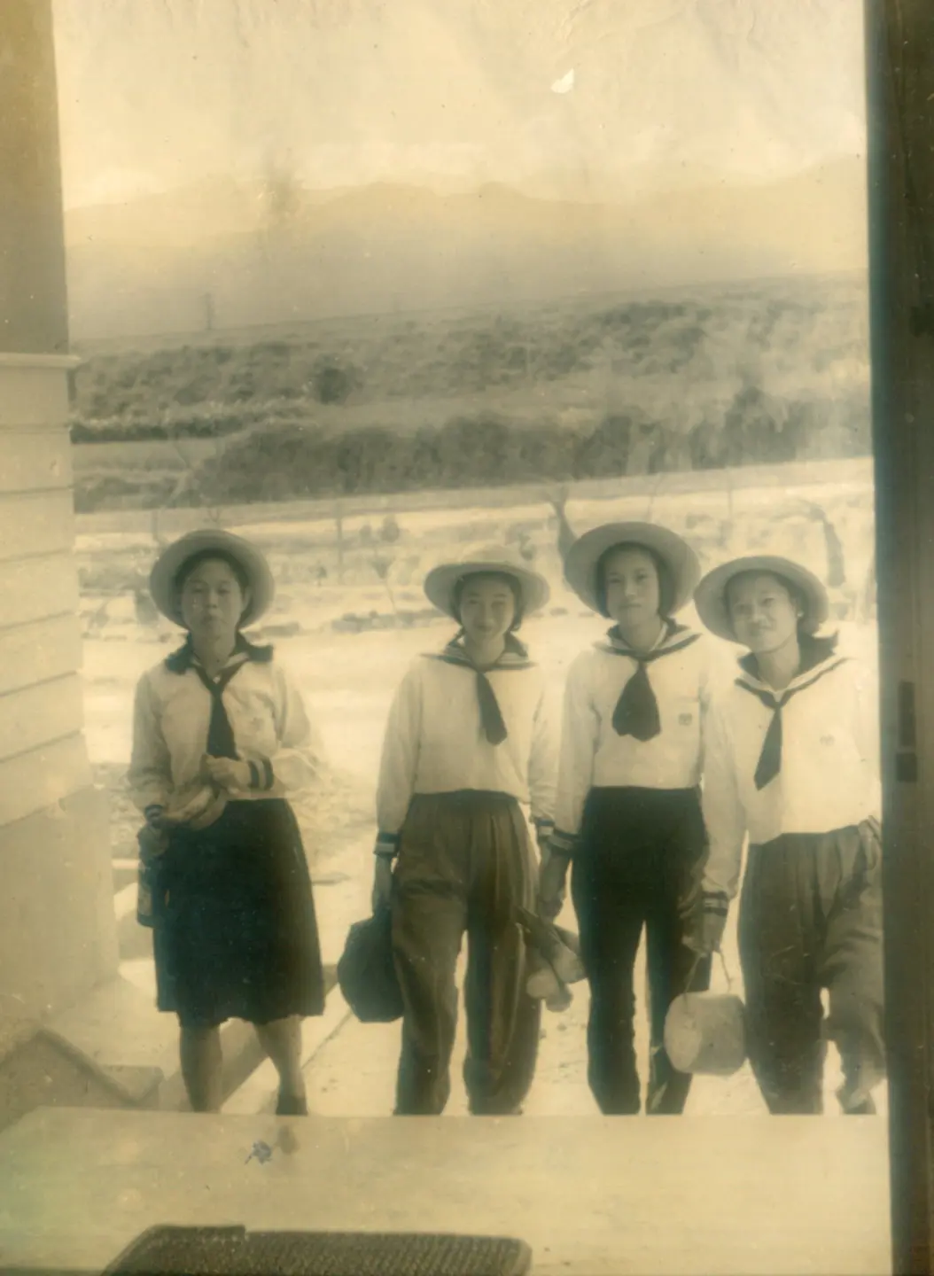 謝運嬌(左二)與同學下鄉郊遊。1944年,黃榮標提供