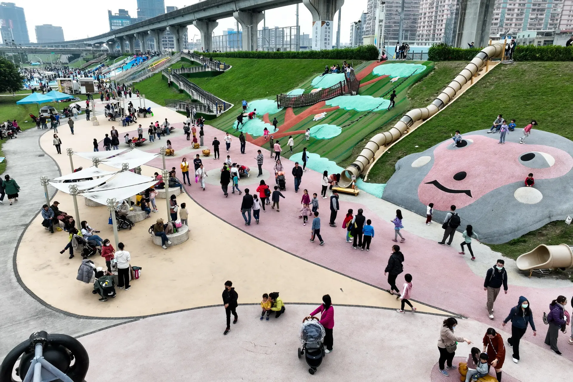 放電聖地！熊猴森樂園全齡化堤防滑梯樂園。新北市政府提供