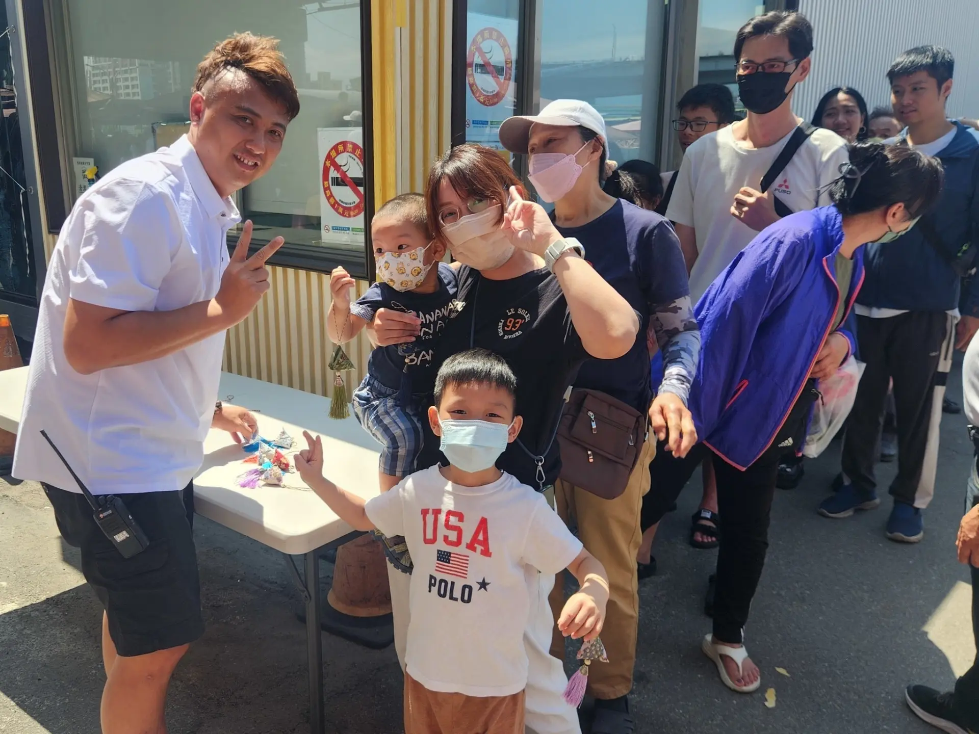 大手牽小手！連假首站就要逛市集。新北市政府提供
