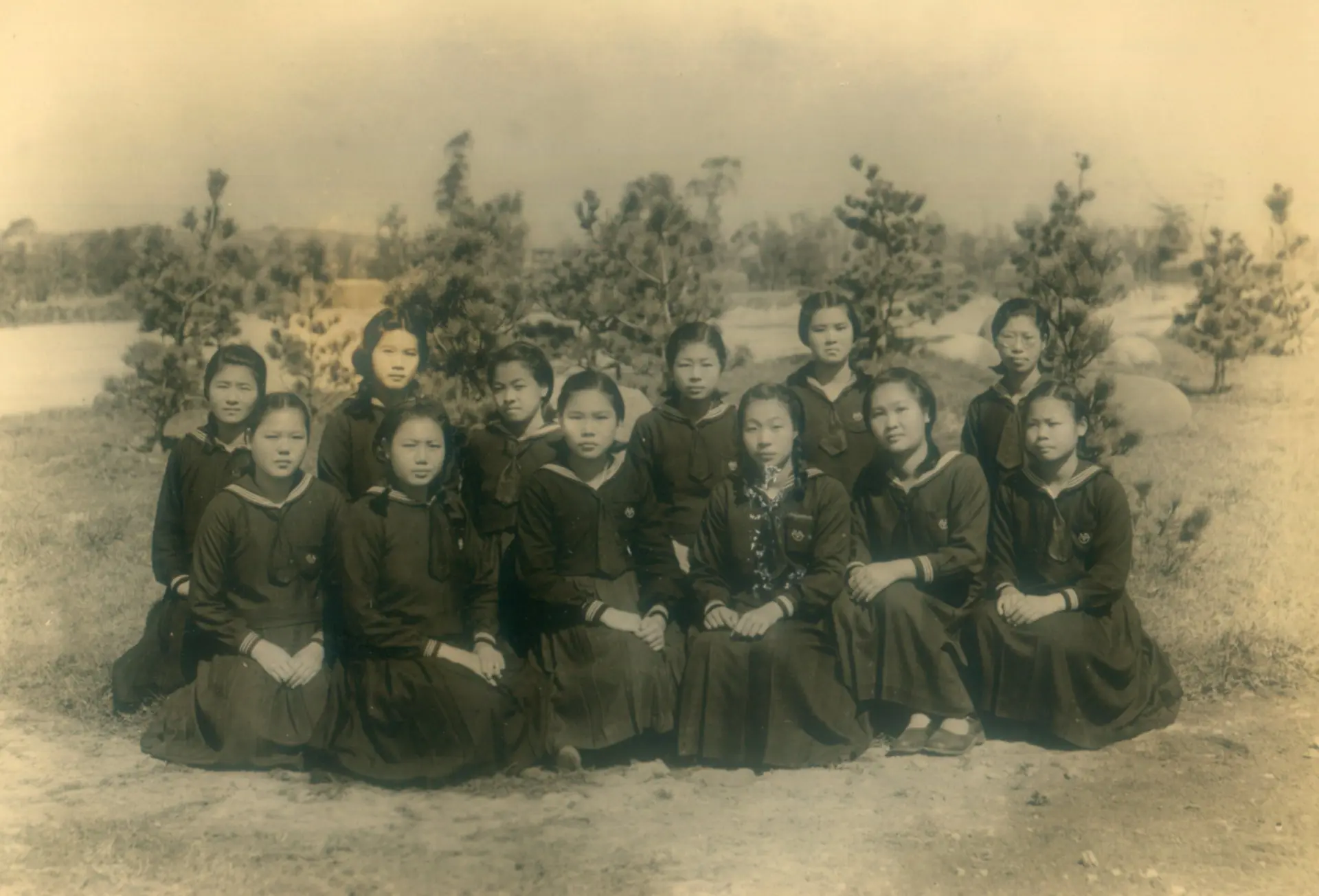 邱英年(前排左二)與苗栗家政女學校同學合影。1944年,黃榮標提供