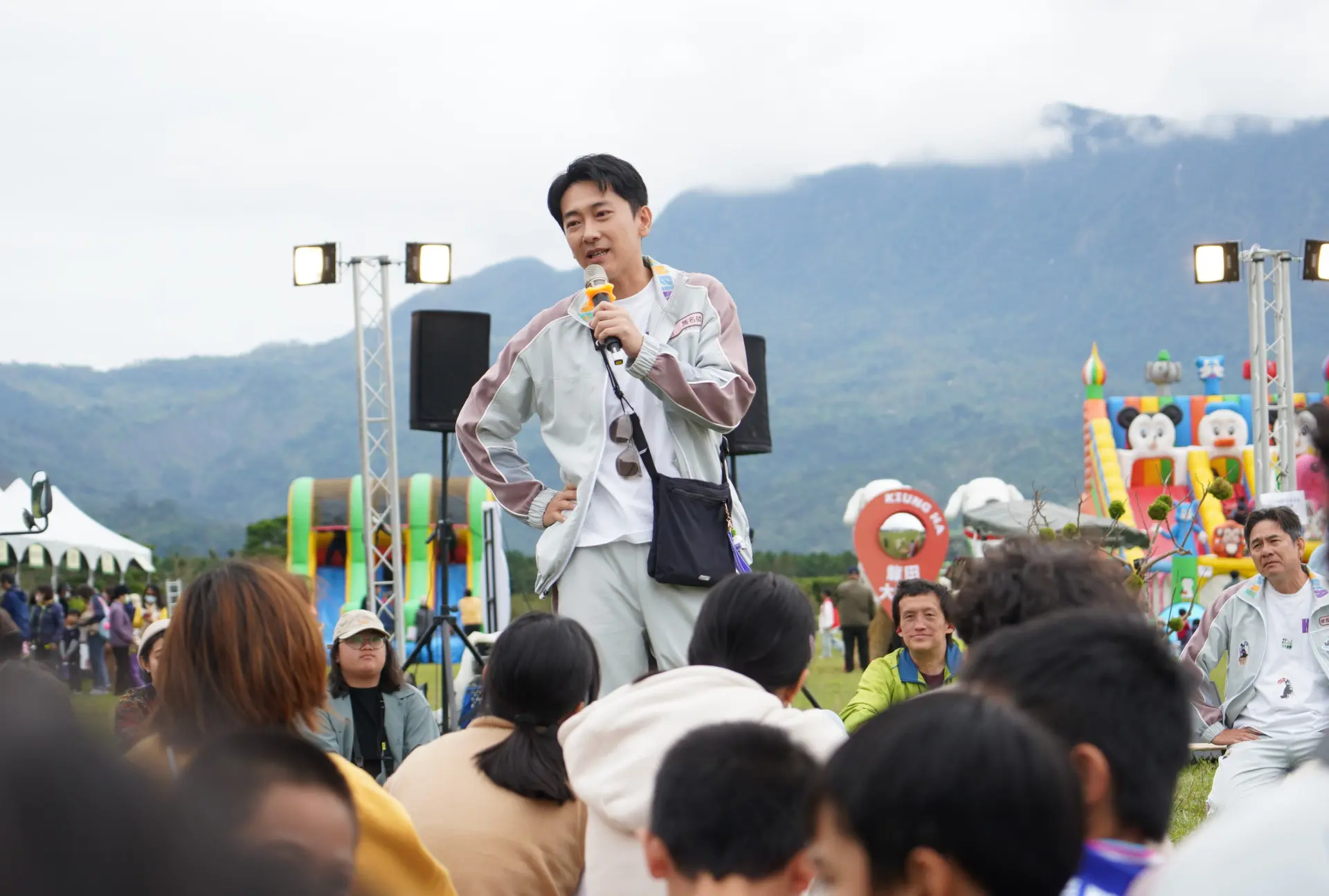 施名帥回憶駐村生活秒潰堤，數度哽咽說不出口。客台提供