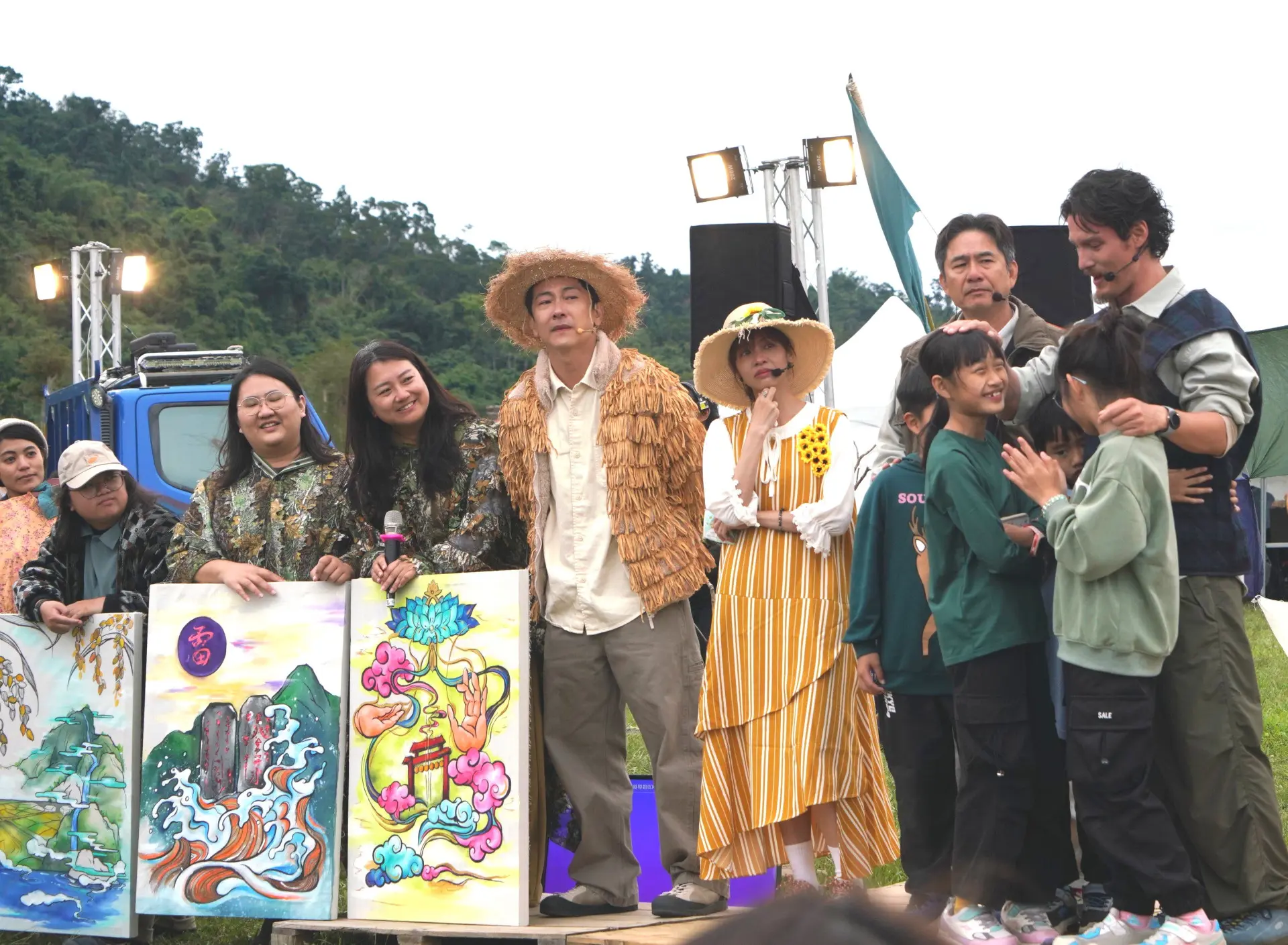 小隊成員右起周厚安、洪都拉斯、黃姵嘉、施名帥，演出完畢即將離開感到不捨。客台提供