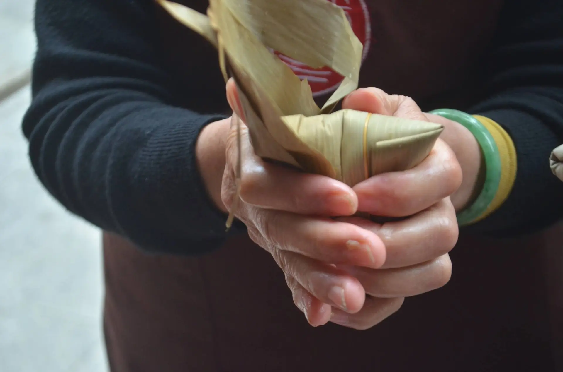蘆竹湳米粽,以兩手將粽子塑形,以棉線綑綁後,外形飽滿而立體。許書凡提供