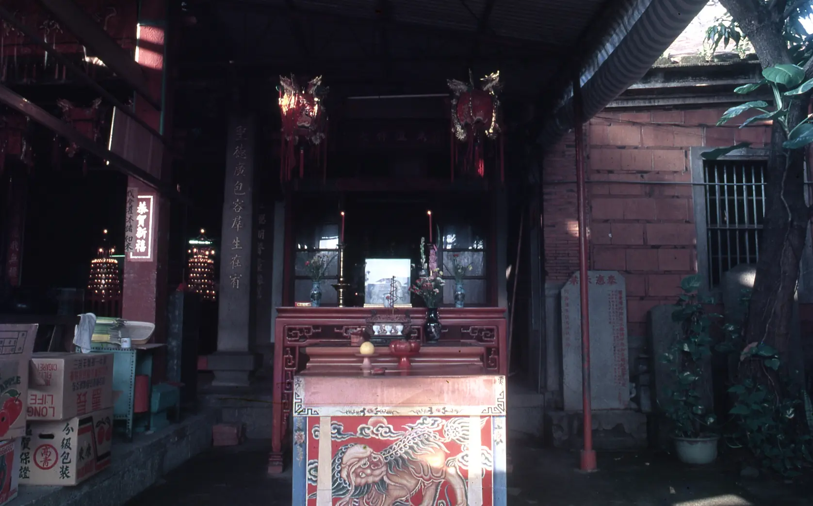 芎林鄉廣福宮左邊陪祀神與三個碑石。1987，芎林。葉裁攝