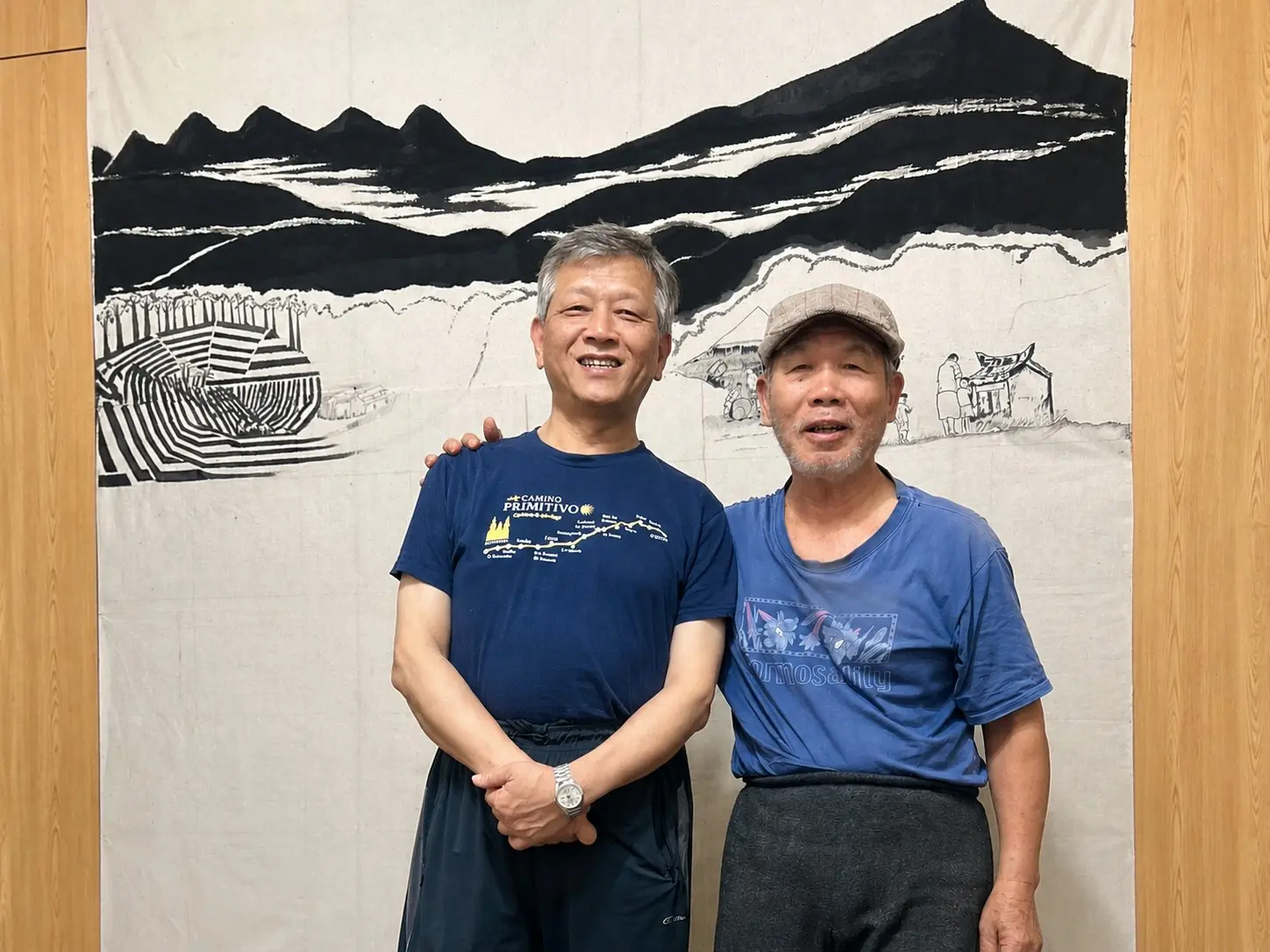 1987年我(左)在《三台雜誌》發表的〈拜託！請不要拆它！—芎林百年老廟廣福宮〉就跟葉裁(右)攝影家合作，2026年我與葉裁攝影家再度合作。2026，北埔。楊國鑫提供