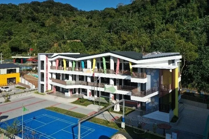 三義鄉鯉魚國小老舊校舍改建工程,榮獲2026建築園冶獎公共建築類獎項。苗栗縣政府提供