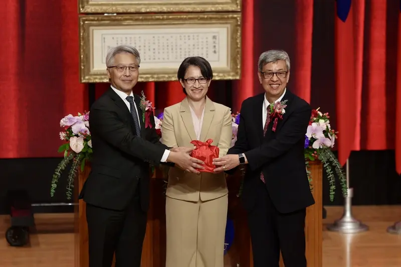 中央研究院18日舉行新卸任院長交接典禮，卸任院長廖俊智（左）將印信交予新任院長陳建仁（右），儀式在副總統蕭美琴（中）監交下完成。中央社