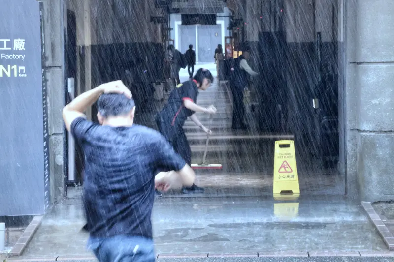 中央氣象署發布豪雨特報，午後對流雲系發展旺盛，易有短延時強降雨，圖為18日下午台北市松山區瞬間大雨，民眾在雨中狂奔找地方躲避。中央社
