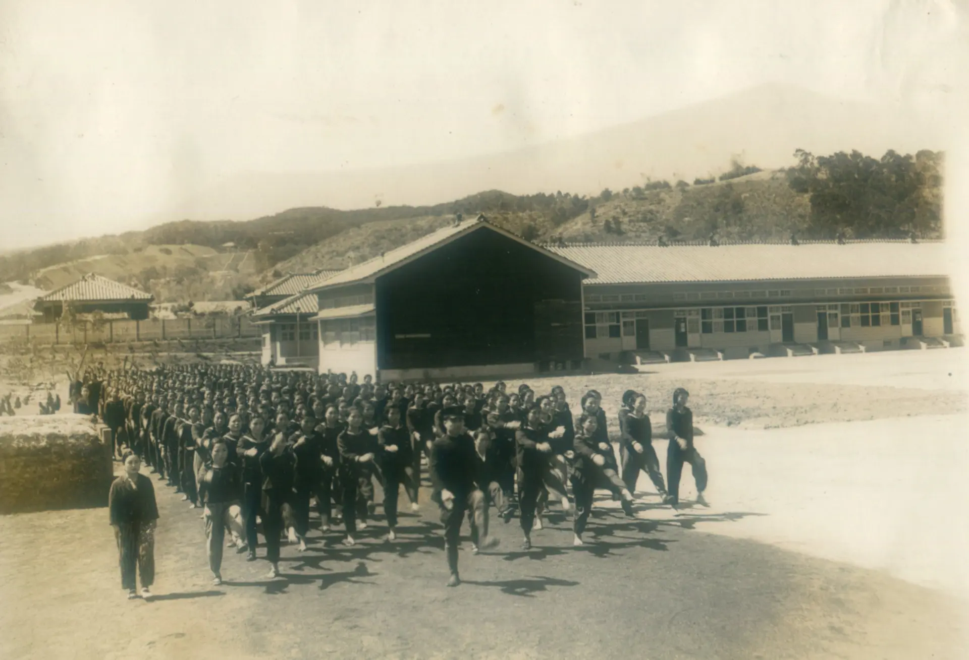 苗栗家政女學校學生上軍訓課。1944年,黃榮標提供