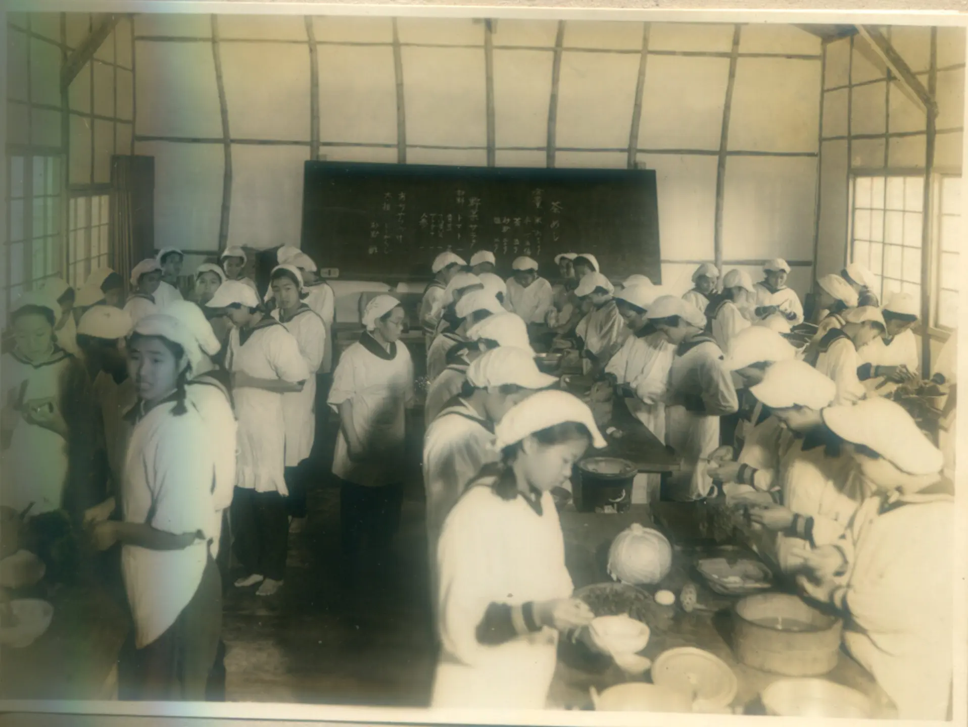苗栗家政女學校學生上烹飪課。1944年,黃榮標提供